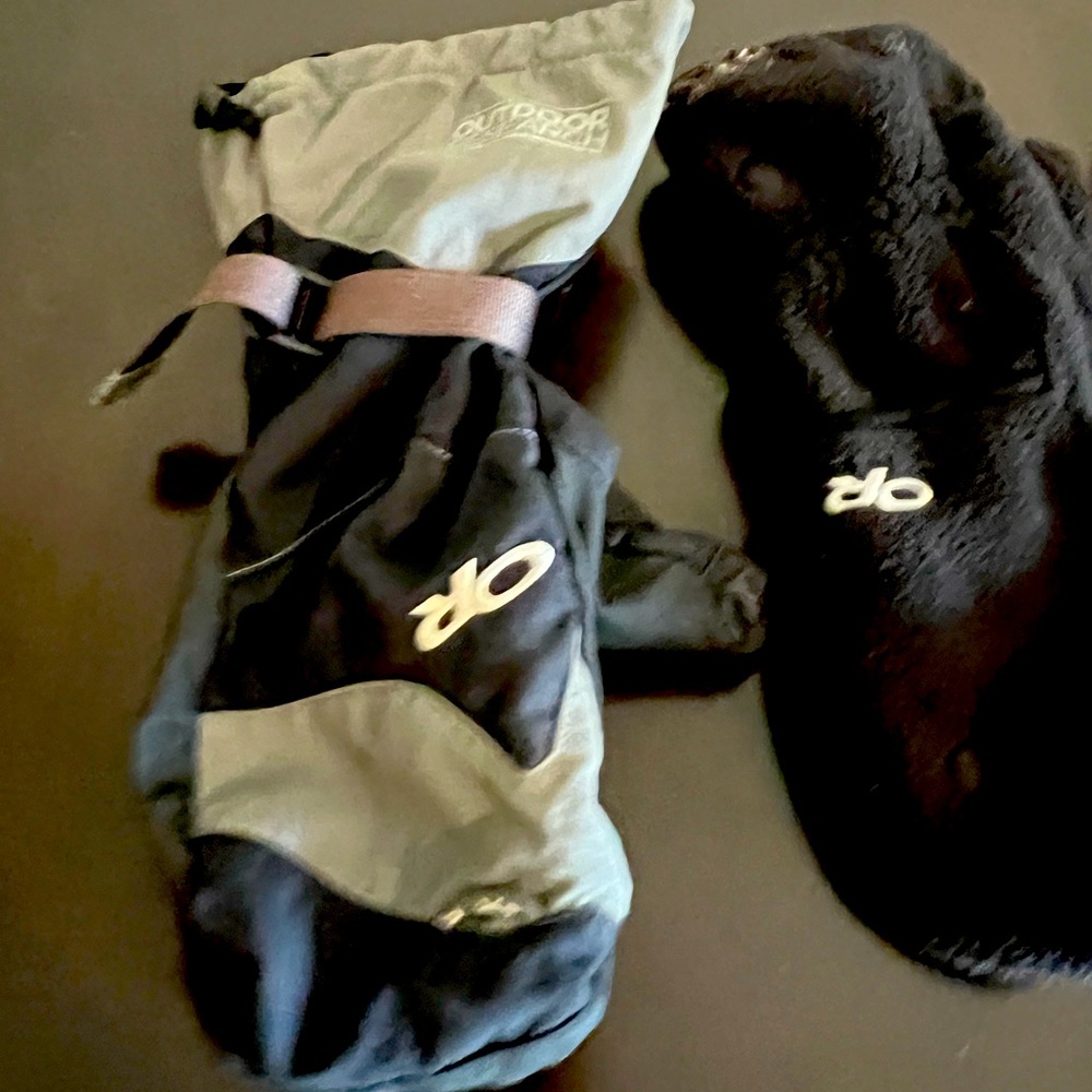 COPY - OR size medium unisex mittens with fleece mitten liner. Black and gray.
